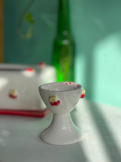 جاتخممرغی پایه دار گیلاس برجسته جنس سرامیک دستساز
